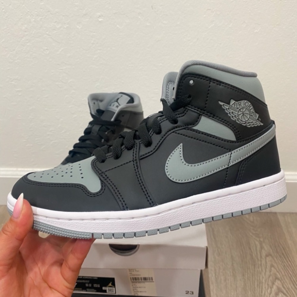 Air Jordan 1 Mid women’s Size 7